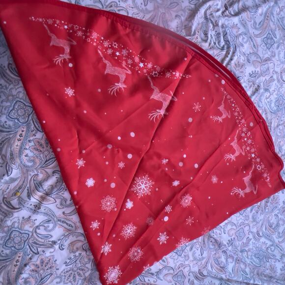 Christmas Reindeer Snowflake Round Red Tablecloth Global Recycled Standard 62" - Picture 2 of 12